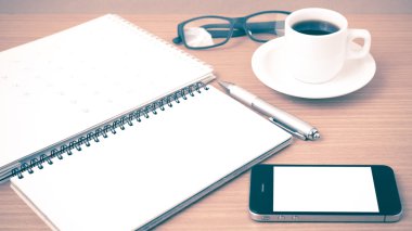 kahve, telefon, gözlük, not defteri ve canlendar