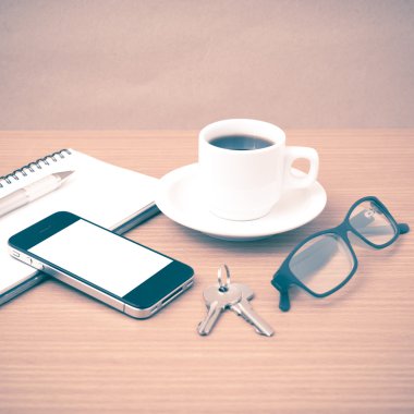 kahve, telefon, not defteri, gözlük ve anahtar