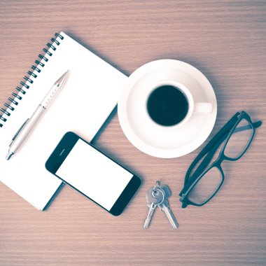 kahve, telefon, not defteri, gözlük ve anahtar
