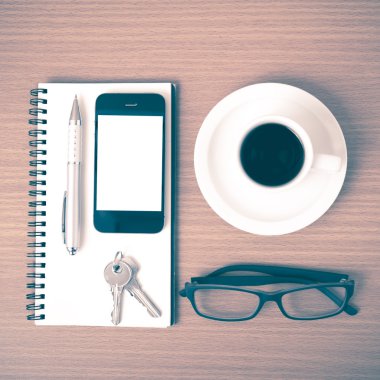 kahve, telefon, not defteri, gözlük ve anahtar