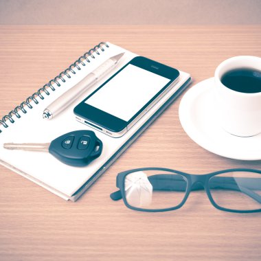 kahve, telefon, not defteri, gözlük ve araba anahtar