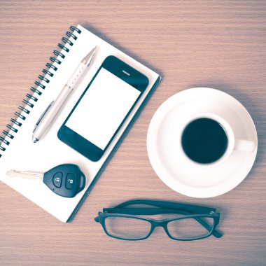 kahve, telefon, not defteri, gözlük ve araba anahtar