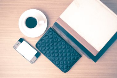 kahve, telefon, kitap ve m-cüzdan yığını