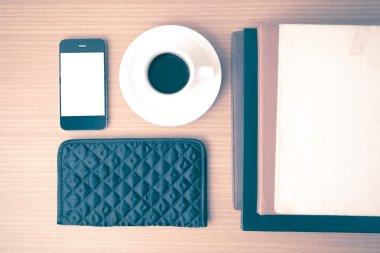 kahve, telefon, kitap ve m-cüzdan yığını