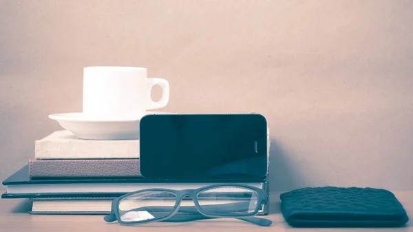 Café, teléfono, anteojos, pila de libros y billetera —  Fotos de Stock