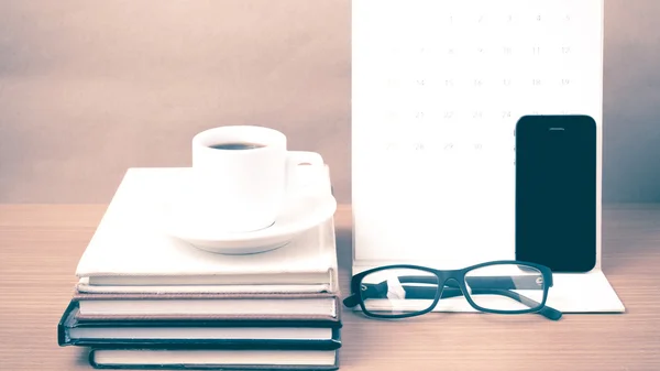 Caffè, telefono, occhiali, pila di libri e calendario — Foto Stock