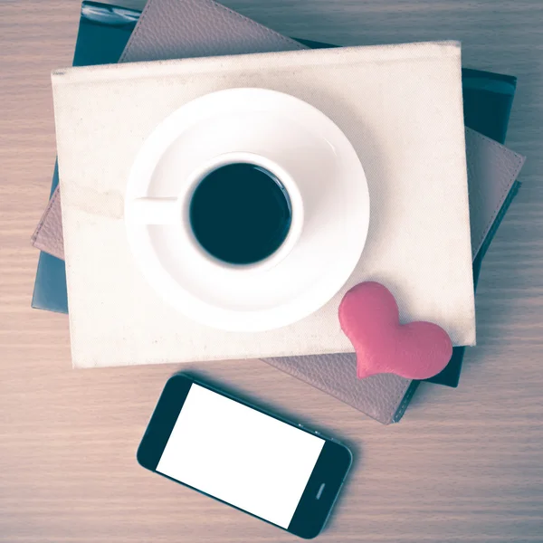 Кава, телефон, стопка книги та серця — стокове фото