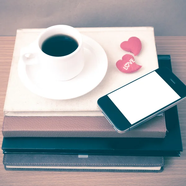 Café, téléphone, pile de livre et coeur — Photo