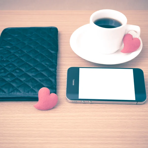 Koffie, telefoon, portemonnee en hart — Stockfoto