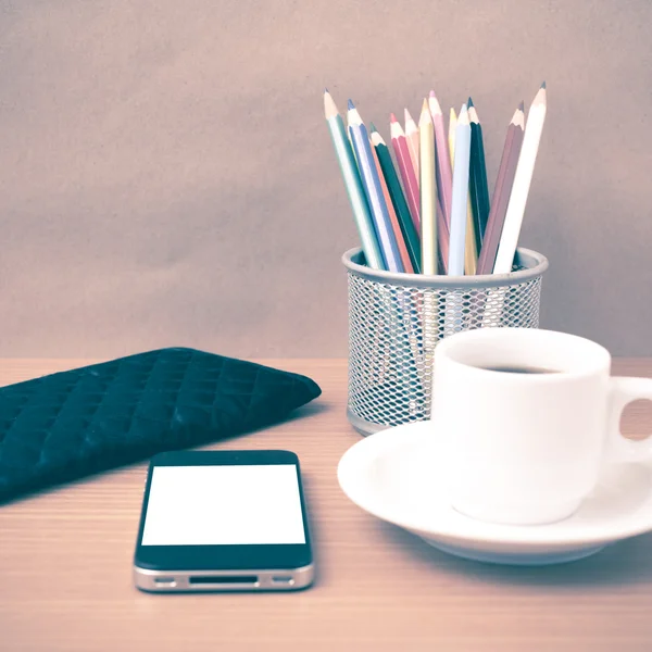 Kahve, telefon, cüzdan ve renk kalem — Stok fotoğraf