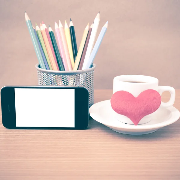 Кава, телефон, кольоровий олівець і серце — стокове фото