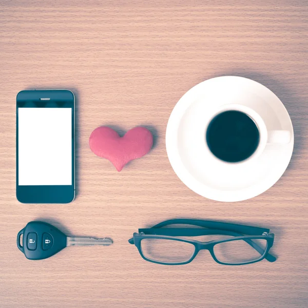 Кава, телефон, окуляри та автомобільний ключ — стокове фото
