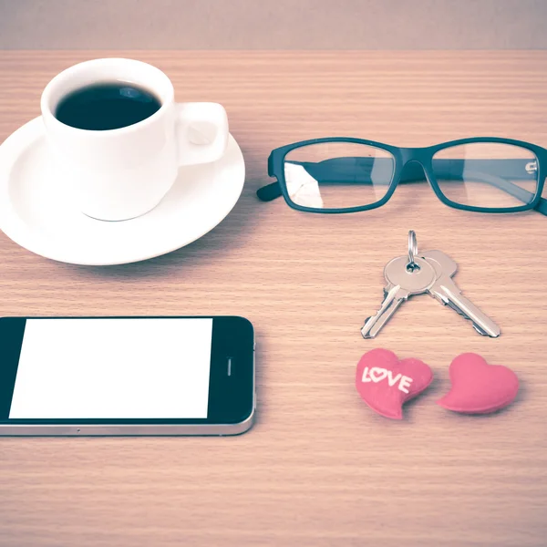 Кава, телефон, окулярів і ключ — стокове фото