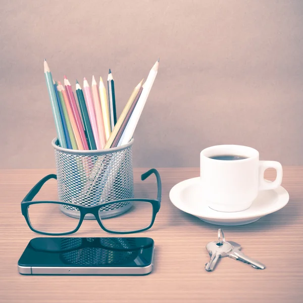 Kahve, telefon, gözlük, renkli kalem ve anahtar — Stok fotoğraf