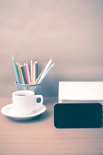 Kahve, telefon, kitap ve renk kalem yığını — Stok fotoğraf
