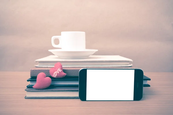 Café, téléphone, pile de livre et coeur — Photo