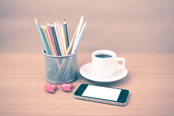 Kahve, telefon, renkli kalem ve kalp — Stok fotoğraf