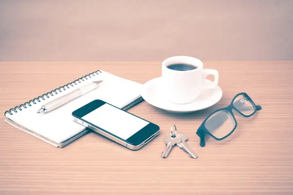 Café, telefone, bloco de notas, óculos e chave — Fotografia de Stock