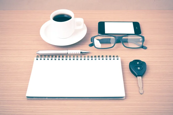 Café, telefone, bloco de notas, óculos e chave do carro — Fotografia de Stock