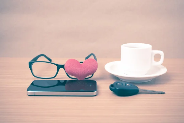 Kávé, a telefon, a szemüveg és a autó kulcs — Stock Fotó