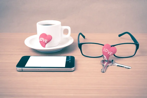 Кава, телефон, окулярів і ключ — стокове фото
