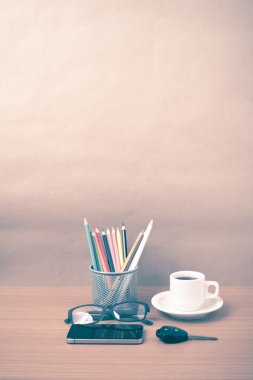 kahve, telefon, gözlük, renk kalem ve araba anahtarı