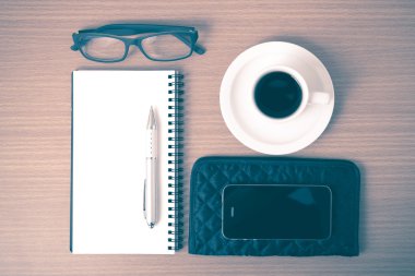 kahve, telefon, gözlük, not defteri ve m-cüzdan