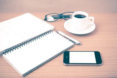 kahve, telefon, gözlük, not defteri ve canlendar