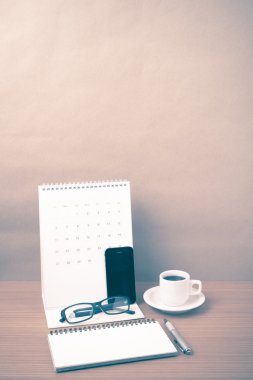 kahve, telefon, gözlük, not defteri ve canlendar