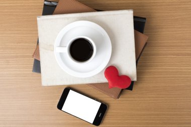 kahve, telefon, kitap ve kalp yığını