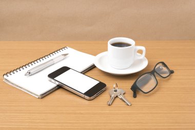 kahve, telefon, not defteri, gözlük ve anahtar