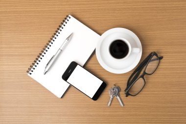kahve, telefon, not defteri, gözlük ve anahtar