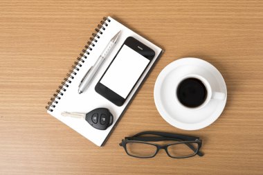 kahve, telefon, not defteri, gözlük ve araba anahtar