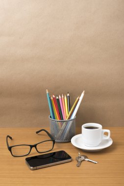 kahve, telefon, gözlük, renkli kalem ve anahtar