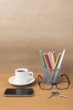 kahve, telefon, gözlük, renkli kalem ve anahtar
