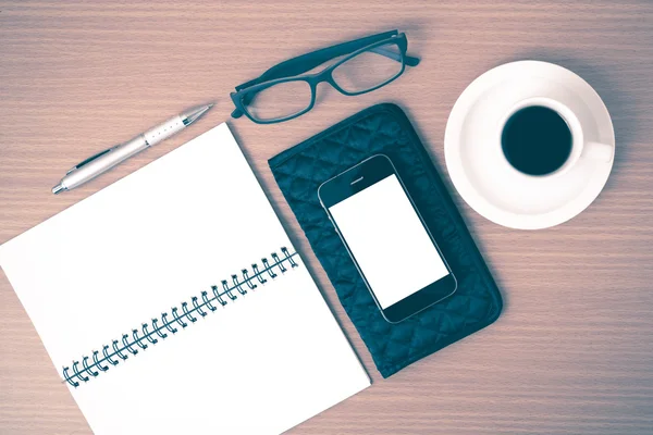 Caffè, telefono, occhiali, blocco note e portafogli — Foto Stock