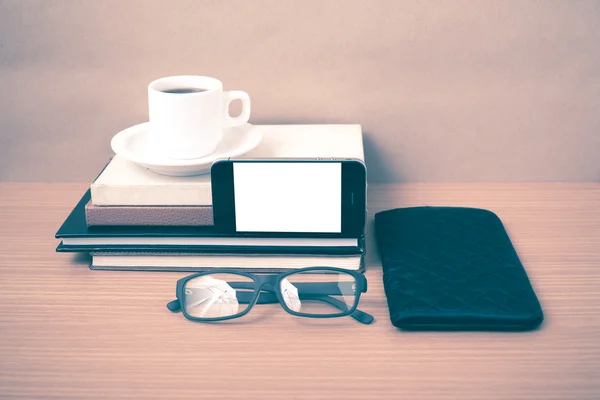 咖啡，电话，眼镜，堆书和钱包 — 图库照片