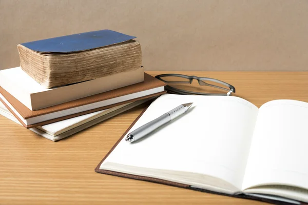 Livre Et Stylo Vide Lettre Stock Photo