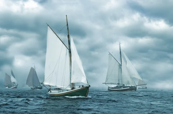 Лодки в тумане — стоковое фото