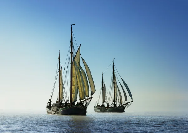 Två traditionella segelbåtar Stockbild
