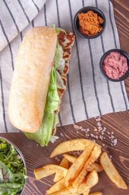 Taze ekmek ve kızarmış peynirli sandviç.