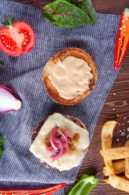 Çizburger, karamelli soğan ve patates kızartması..