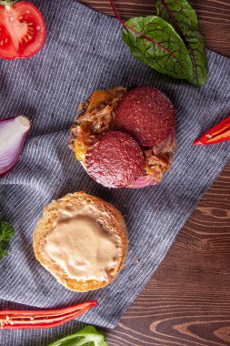 Pepperoni burger, karamelli soğan ve patates kızartması..