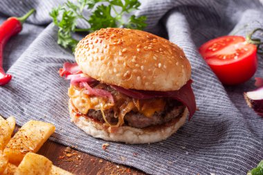 Biftek burger, karamelli soğan ve patates kızartması..