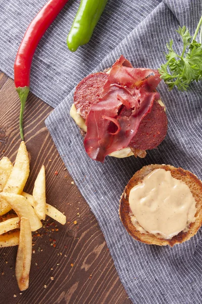 Biftek Burger Karamelli Soğan Patates Kızartması Telifsiz Stok Imajlar