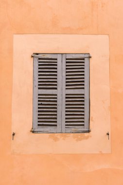 Eski pencere kapalı sunblind ile