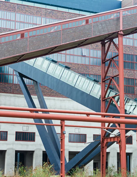 Lost Places - neues und altes Treppenhaus an einem industriellen Ort — Stockfoto