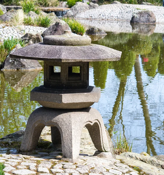 Jardin japonais - détail dans un étang — Photo