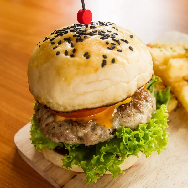 domuz eti hamburger ile Fransız kızarmış