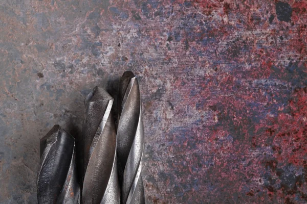 Brocas de acero sobre fondo de hierro oxidado — Foto de Stock